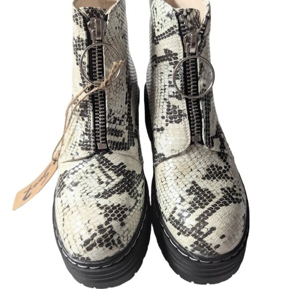 Seven7 Zoe Snake Print Front Pull Ring Zip Mem Foam Platform Bootie Size 8 NWT - Picture 2 of 9